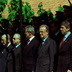 Após a sessão solene comemorativa do 25.º aniversário do 25 de Abril na Assembleia da República, o Presidente Jorge Sampaio recebe honras militares, acompanhado de demais autoridades. Da esquerda para a direita: Costa Gomes, Presidente da República entre 1974 e 1976; Jaime Cardona Ferreira, presidente do Supremo Tribunal de Justiça; João Mota Amaral, vice-presidente da Assembleia da República; Jorge Sampaio, Presidente da República; José Sócrates, ministro-adjunto do primeiro-ministro; Ramalho Eanes, Presidente da República entre 1976 e 1986.