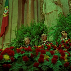 Sessão solene comemorativa do 25.º aniversário do 25 de Abril na Assembleia da República presidida por Jorge Sampaio, Presidente da República; à sua esquerda, o presidente da Assembleia, António Almeida Santos.