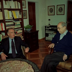 O Presidente Jorge Sampaio visita o tenente-coronel Ernesto Melo Antunes.