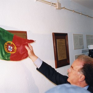 O Presidente Jorge Sampaio descerra a placa comemorativa do 25.º aniversário do 25 de Abril, onde tinha funcionado o posto de comando da Revolução, no Regimento de Engenharia 1 (RE1).