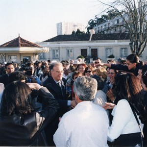 À entrada do Regimento de Engenharia 1 (RE1), a população da Pontinha acolhe o Presidente Jorge Sampaio.