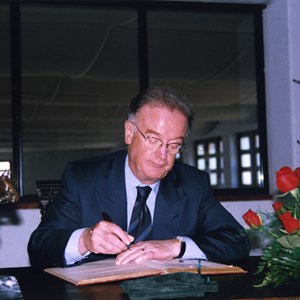 O Presidente da República Jorge Sampaio assina o livro de visitas da Escola Prática de Cavalaria.