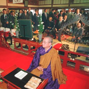 Mário Soares presta homenagem ao escritor e diplomata Wenceslau de Moraes, na cidade de Tokushima, durante a visita de Estado que realizou ao Japão em 1993.