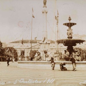 As comemorações do primeiro aniversário da República no Rossio, Praça D. Pedro IV (Lisboa).