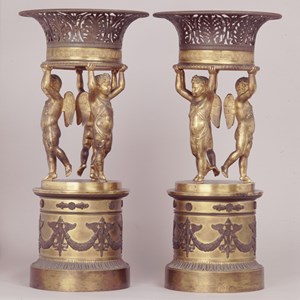 Floreiras estilo Império, que integram a coleção do Palácio Nacional de Belém, e cujo exemplar foi representado no retrato oficial do Presidente Manuel Teixeira Gomes.