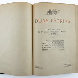 «Duas Pátrias», livro de Luís Derouet que reúne artigos de imprensa, fotografias e discursos sobre a viagem de António José de Almeida ao Brasil em 1922.