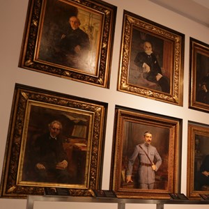 Galeria dos Retratos Oficiais dos Presidentes da República, no Museu da Presidência da República. O retrato de Teófilo Braga é o primeiro à esquerda, em baixo.