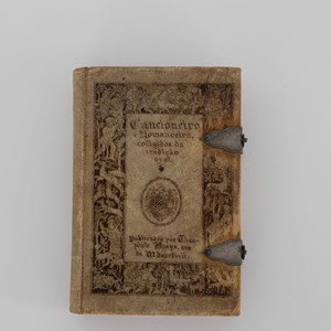 É este o livro que Teófilo Braga segura no retrato oficial pintado por Columbano . Escrito por si, a capa foi também obra sua, resultado de uma faceta artística pouco conhecida.