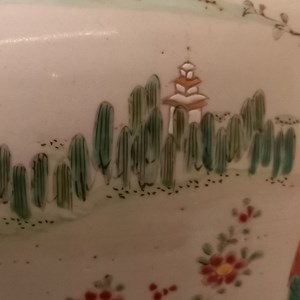 Pormenor da decoração: uma paisagem representada num plano mais distante com arvoredo e um pagode.