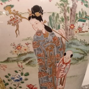 Pormenor da decoração: o espanto da figura feminina e da criança, possivelmente filho, diante da beleza das peónias.