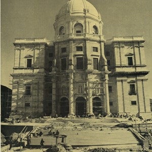 Excerto da brochura publicada por ocasião da inauguração do Panteão Nacional, com imagem dos trabalhos de construção do edifício.