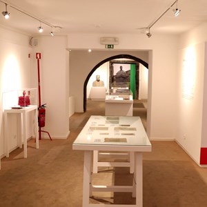 Exposição temporária «Teófilo Braga (1843-1924) – No centenário da sua morte», patente no Centro Municipal de Cultura de Ponta Delgada. A borla está à esquerda da imagem.