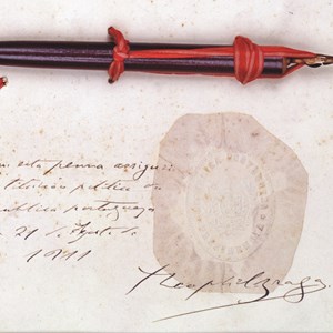 Caneta com que Teófilo Braga assinou a Constituição de 1911. Esta foi presa a uma cartolina onde Teófilo Braga escreveu: «Com esta penna assignei a Constituição política da Republica portugueza em 21 de Agosto de 1911».