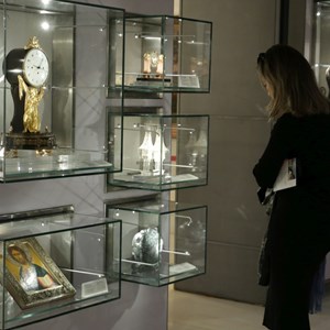 Visitante observa peças existentes no núcleo do Presentes de Estado.