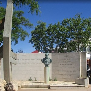 Monumento ao Patrão Joaquim Lopes no jardim com o mesmo nome, na cidade de Olhão, terra do seu nascimento. Foi inaugurado em 1976.
