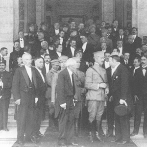 Sidónio Pais (primeira fila, fardado) dirige-se a Egas Moniz, deputado e líder parlamentar da maioria sidonista, na cerimónia de abertura do Congresso.