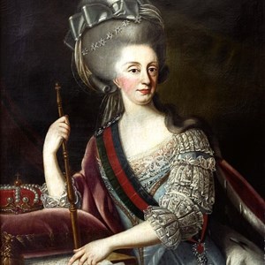 D. Maria I ostenta a Banda das Três Ordens, por si instituída com a reforma de 1789, da qual pende a insígnia da Ordem de Cristo com Sagrado Coração de Jesus.