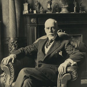 Manuel Teixeira Gomes na Legação de Portugal em Londres, rodeado de objetos adquiridos por si. Biblioteca Nacional, Esp. E46 / Cx.48.