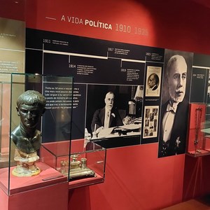 Pormenor da sala dedicada a Manuel Teixeira Gomes, no Museu de Portimão. À esquerda, o busto que Teixeira Gomes tinha na lareira da Legação de Portugal em Londres.