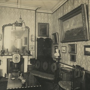 Sala de estar da Legação de Portugal em Londres, inteiramente decorada por Manuel Teixeira Gomes. À direita, na parede, o quadro «Praia Valenciana», que viria a ser doado ao Museu de Arte Contemporânea – Museu do Chiado. Biblioteca Nacional Esp. E46 / Cx.48.