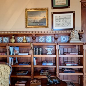 Na suite presidencial do Palácio da Cidadela de Cascais, onde outrora foi o quarto de D. Carlos, encontra-se exposta outra peça da coleção de Manuel Teixeira Gomes: uma escultura em alabastro.