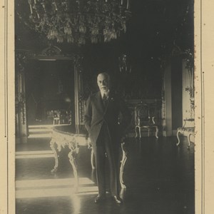 Manuel Teixeira Gomes numa das salas do Palácio de Belém, onde residiu enquanto foi Presidente da República (1923-1925). Vital Fontes, mordomo do palácio, dizia: «Parecia um príncipe árabe vestido em Londres.»
