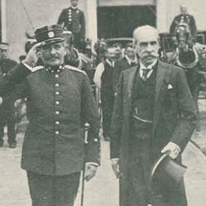 Pouco depois da chegada a Lisboa: ao centro, o Presidente Hermes da Fonseca; à sua direita, o capitão-tenente Américo Pimentel, ajudante de ordens; à esquerda, José Costa Mota, diplomata do Brasil acreditado em Portugal.