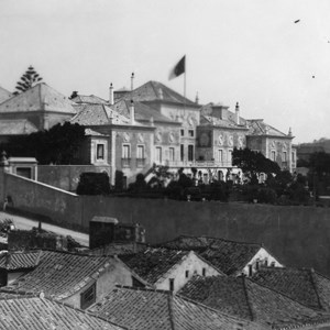 O Palácio de Belém com o pavilhão real içado - a bandeira que assinalava a presença do Rei. Hoje, o pavilhão presidencial tem a mesma função.