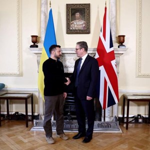 Estudos para a obra «O Jardim de Crivelli», da autoria de Paula Rego, numa das salas da residência oficial do primeiro-ministro britânico, em Londres. Propriedade da Coleção de Arte do Governo, o estudo à direita representa o momento da Visitação: Maria visita a sua parente Isabel, futura mãe de São João Batista.