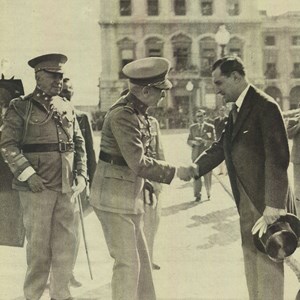 Óscar Carmona recebe os cumprimentos de despedida do presidente do Conselho, António de Oliveira Salazar, na partida do Chefe do Estado para uma visita a Cabo Verde, São Tomé, Moçambique e Angola.