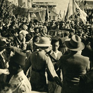 A população de Lourenço Marques (atual Maputo) recebe o Presidente Óscar Carmona, durante a visita realizada pelo Chefe do Estado a Moçambique.