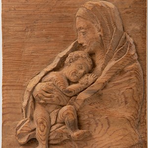 Baixo-relevo em madeira representando Nossa Senhora com o Menino, uma obra de Teófilo Braga que testemunha a sua faceta de artista amador.