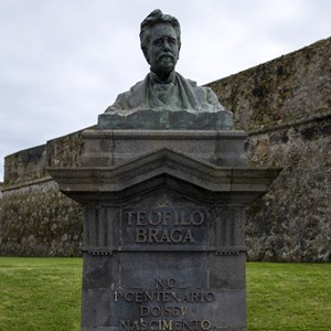 Monumento a Teófilo Braga, em Ponta Delgada, Ilha de S. Miguel.
De autoria do escultor António Teixeira Lopes, e datado de 1916, o monumento foi originalmente inaugurado em Lisboa, no Jardim da Estrela, a 16 de outubro de 1926. Foi transferido para Ponta Delgada no âmbito das comemorações do centenário do nascimento de Teófilo Braga, em 1943.