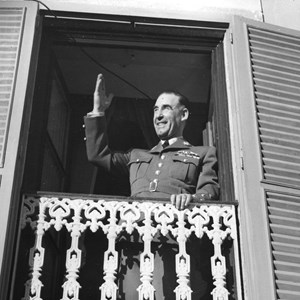 O Presidente da República, Francisco Craveiro Lopes, acenando aos cidadãos, por ocasião das cerimónias de tomada de posse como chefe de Estado.