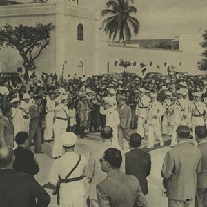 Óscar Carmona rodeado por militares, populares e restante comitiva por ocasião do regresso da Óscar Carmona da viagem à Ilha da Madeira, São Tomé e Príncipe e Angola.