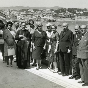 Almoço no Palácio da Cidadela de Cascais, em honra do núncio apostólico. Da direita para a esquerda: embaixador de Espanha em Portugal, José Ibáñez Martín; Kaúlza de Arriaga (subsecretário de Estado da Aeronáutica); Américo Tomás (Presidente da República); Gertrudes Tomás; Maria do Carmo Formigal de Arriaga (ligeiramente mais atrás), mulher de Kaúlza; ligeiramente mais à frente, María de los Ángeles Mellado y Pérez de Meca, I Condesa de Marín, mulher do embaixador espanhol; Monsenhor Giovanni Panico, núncio apostólico em Portugal; Natália Tomás (filha do Presidente da República), à direita do núncio.