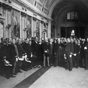 Óscar Carmona (ao centro, de uniforme militar) no Palácio de São Bento, por ocasião da cerimónia da sua investidura como Presidente da República interino.