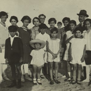 José Mendes Cabeçadas Júnior (de chapéu e bigode, à direita) com familiares e amigos na praia. Logo após o golpe militar de Gomes da Costa, Cabeçadas Júnior passou a residir temporariamente em Porto Brandão com a sua família.