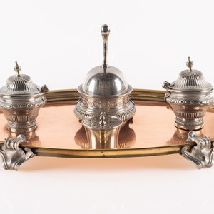 Escrivaninha (1744), da autoria do afamado ourives francês Thomas Germain, pertencente à coleção do Palácio Nacional de Belém.