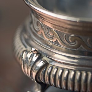 Detalhe da escrivaninha de Thomas Germain: tinteiro (1744).