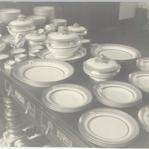 Fotografia do serviço Vista Alegre oferecido por Francisco Craveiro Lopes à Rainha Isabel II.