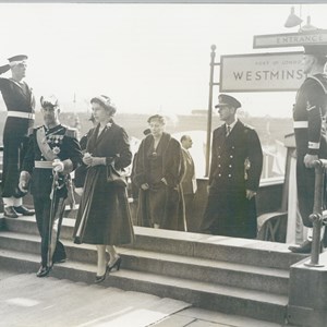 Chegada do Presidente Craveiro Lopes ao cais de Westminster, em Londres, onde foi recebido por Isabel II e pelo duque de Edimburgo.
