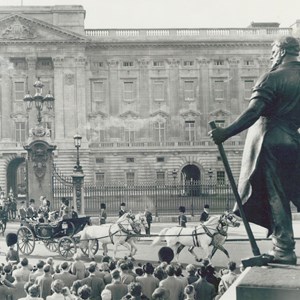 Francisco Craveiro Lopes e Berta Craveiro Lopes à saída do Palácio de Buckingham.