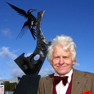 O escultor Walenty Pytel junto de uma das suas obras.