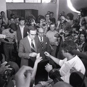 António Ramalho Eanes exercendo o direito de voto nas eleições presidenciais de 1976.