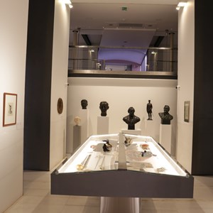 Objetos pessoas pertencentes aos Presidentes da República, bem como diversas representações artísticas dos titulares do cargo, preenchem o espaço do saguão do antigo armazém de arreios, convertido em museu desde 2004.
