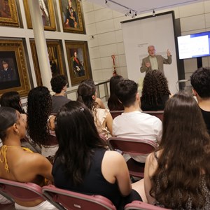 Aspeto da plateia, composta por alunos do ensino secundário, durante a sessão de evocação do 28 de Maio de 1926.