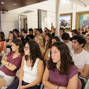 Aspeto da plateia, composta por alunos do ensino secundário, durante a sessão de evocação do 28 de Maio de 1926.