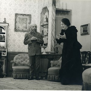 Encenação da peça «Sabrina Freire», no Cine Teatro de Portimão. Entre o elenco, encontrava-se a filha de Manuel Teixeira Gomes, Ana Rosa, representando o papel de D. Maria Freire.