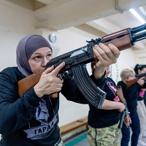 Mulheres praticam tiro com espingardas de assalto Kalashnikov em Kharkiv, a segunda maior cidade da Ucrânia, a apenas 40 quilómetros da fronteira com a Rússia.